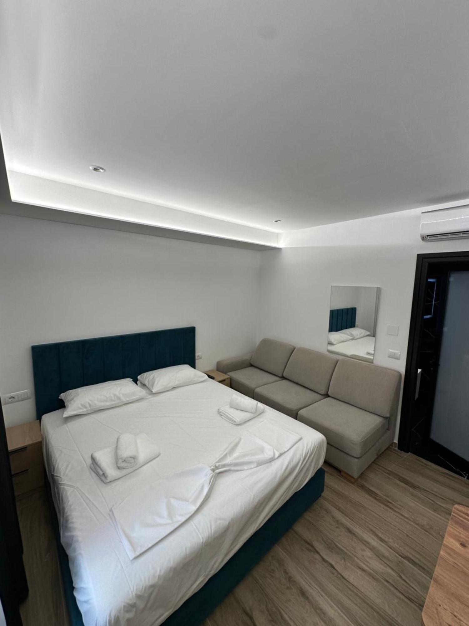Io'S Apartments Sarandë Exterior foto